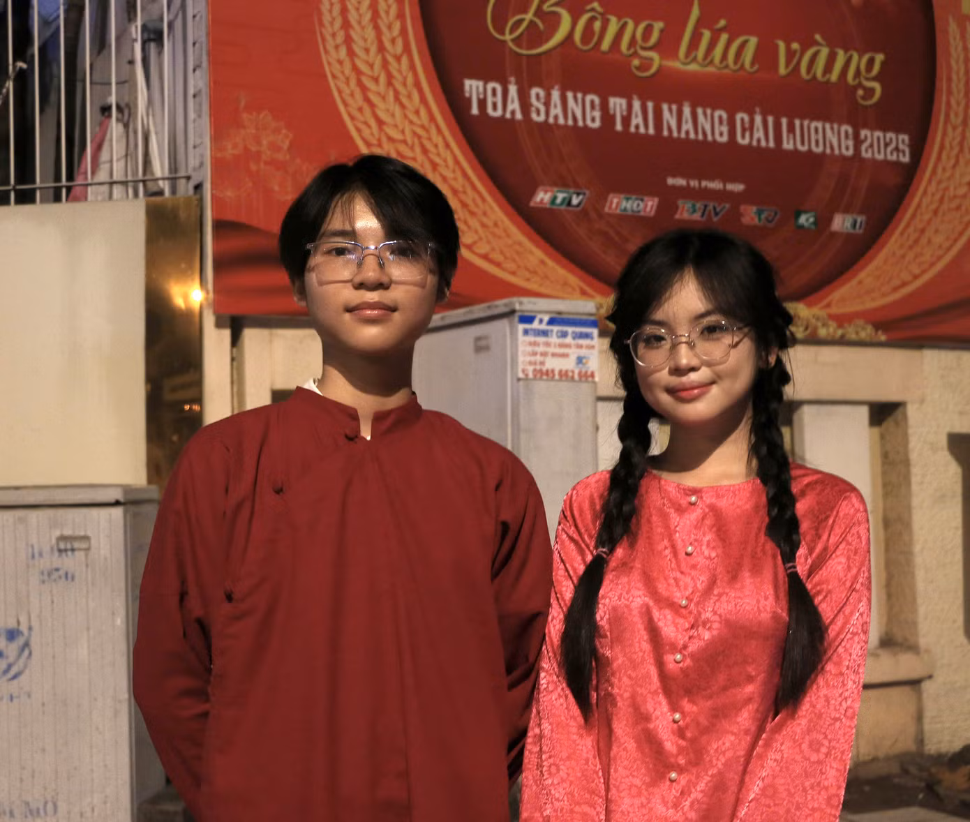 Hai bạn trẻ có mặt từ sớm đi xem Tổng duyệt.