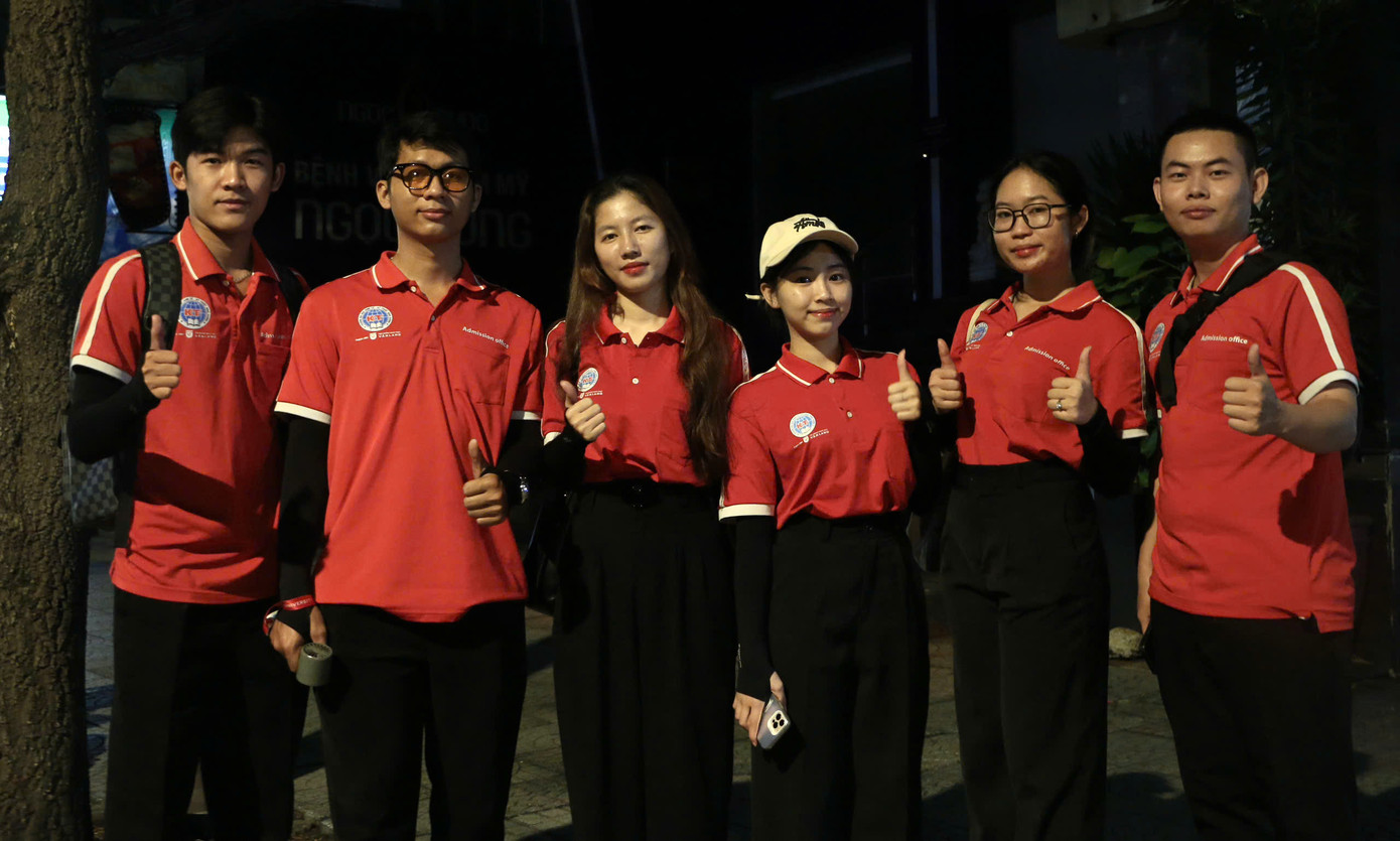 Nhóm sinh viên trường ĐH Kinh tế - Kỹ thuật Bình Dương có mặt từ 3 giờ sáng để ‘săn’ vị trí đẹp trong buổi xem Tổng duyệt. (Ảnh: Mỹ Đình)