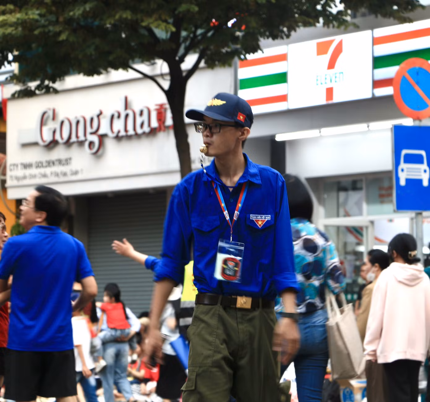 Tình nguyện viên làm nhiệm vụ tại Lễ tổng duyệt. (Ảnh: Mỹ Đình)