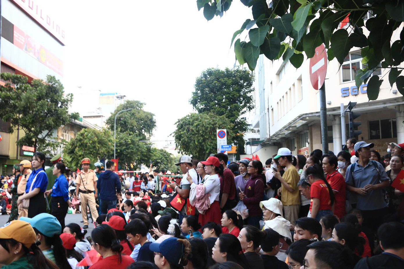 Đông đảo người dân, bạn trẻ đến xem buổi Tổng duyệt cấp Nhà nước 27/4 tại tuyến đường Nguyễn Đình Chiểu, đường Đinh Tiên Hoàng. (Ảnh: Mỹ Đình)