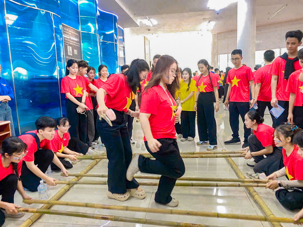 Các bạn sinh viên tham gia trò chơi nhảy sạp tại Ngày hội.