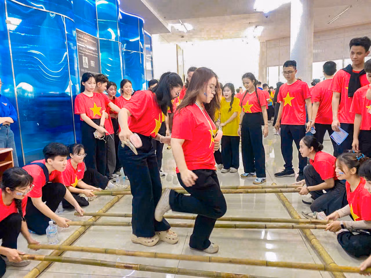 Các bạn sinh viên tham gia trò chơi nhảy sạp tại Ngày hội.