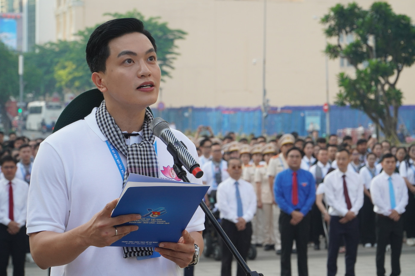 Anh Vũ Hồng Sơn – Bí thư Đoàn cơ sở Bệnh viện Đa khoa TP. Vinh, thuộc đoàn đại biểu tỉnh Nghệ An đại diện báo công lên Bác.