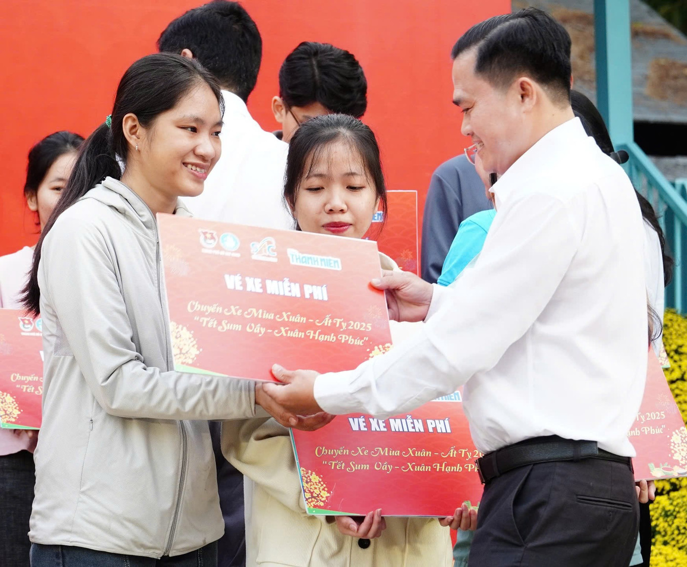 Sinh viên nhận quà Tết từ Ban Tổ chức chương trình.