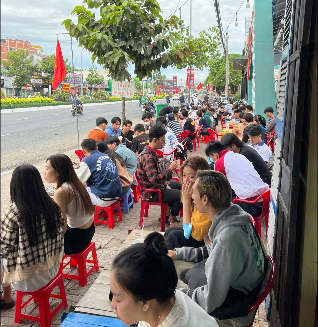 Cà phê vợt trở thành điểm hẹn lý tưởng của giới trẻ. Cà phê vợt trở thành điểm hẹn lý tưởng của giới trẻ.