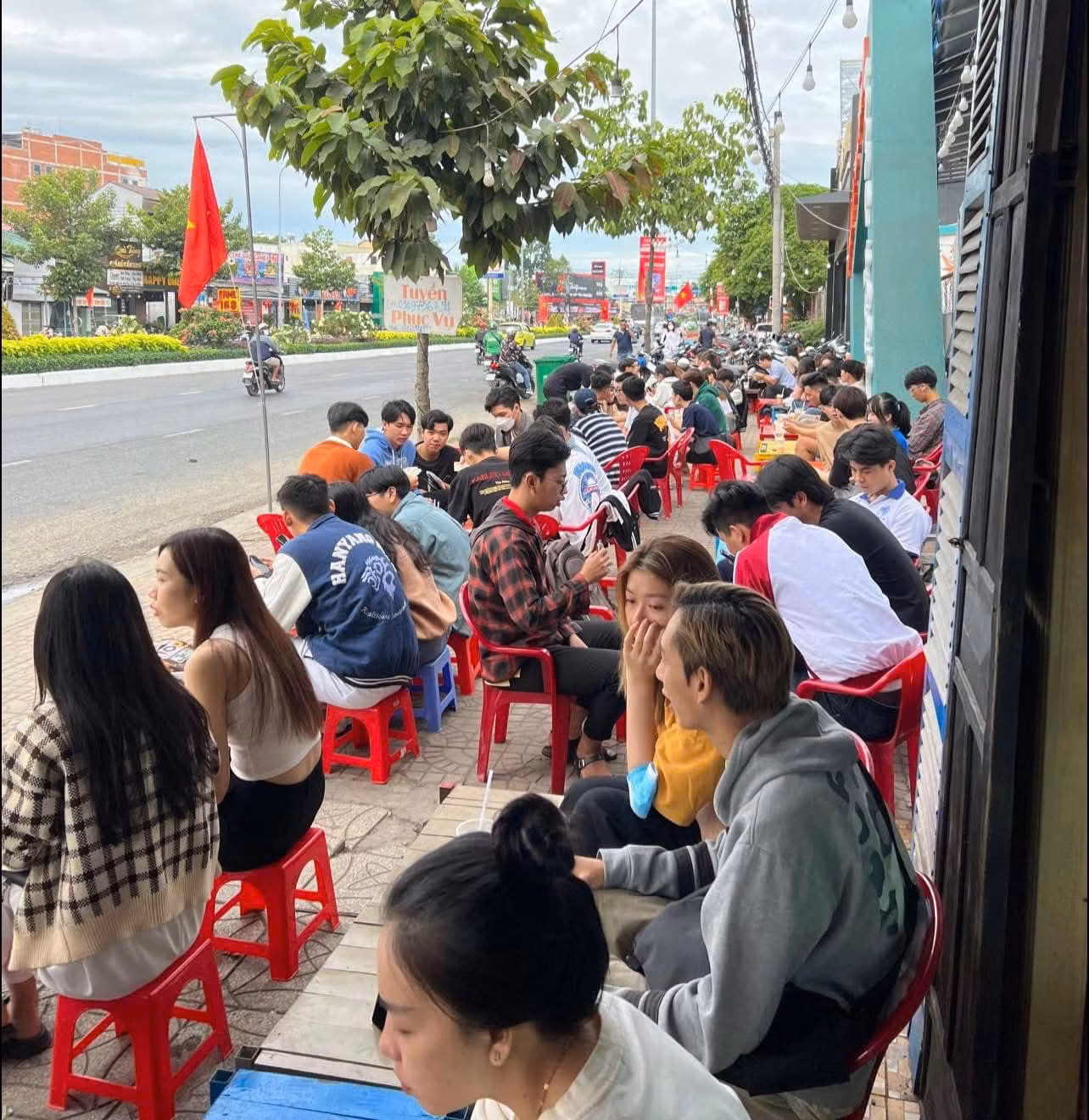 Cà phê vợt trở thành điểm hẹn lý tưởng của giới trẻ.