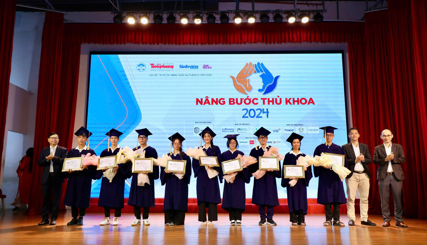 Đại diện các đơn vị nhà tài trợ cùng trao học bổng 'Nâng bước thủ khoa' cho sinh viên. Đại diện các đơn vị nhà tài trợ cùng trao học bổng 'Nâng bước thủ khoa' cho sinh viên.