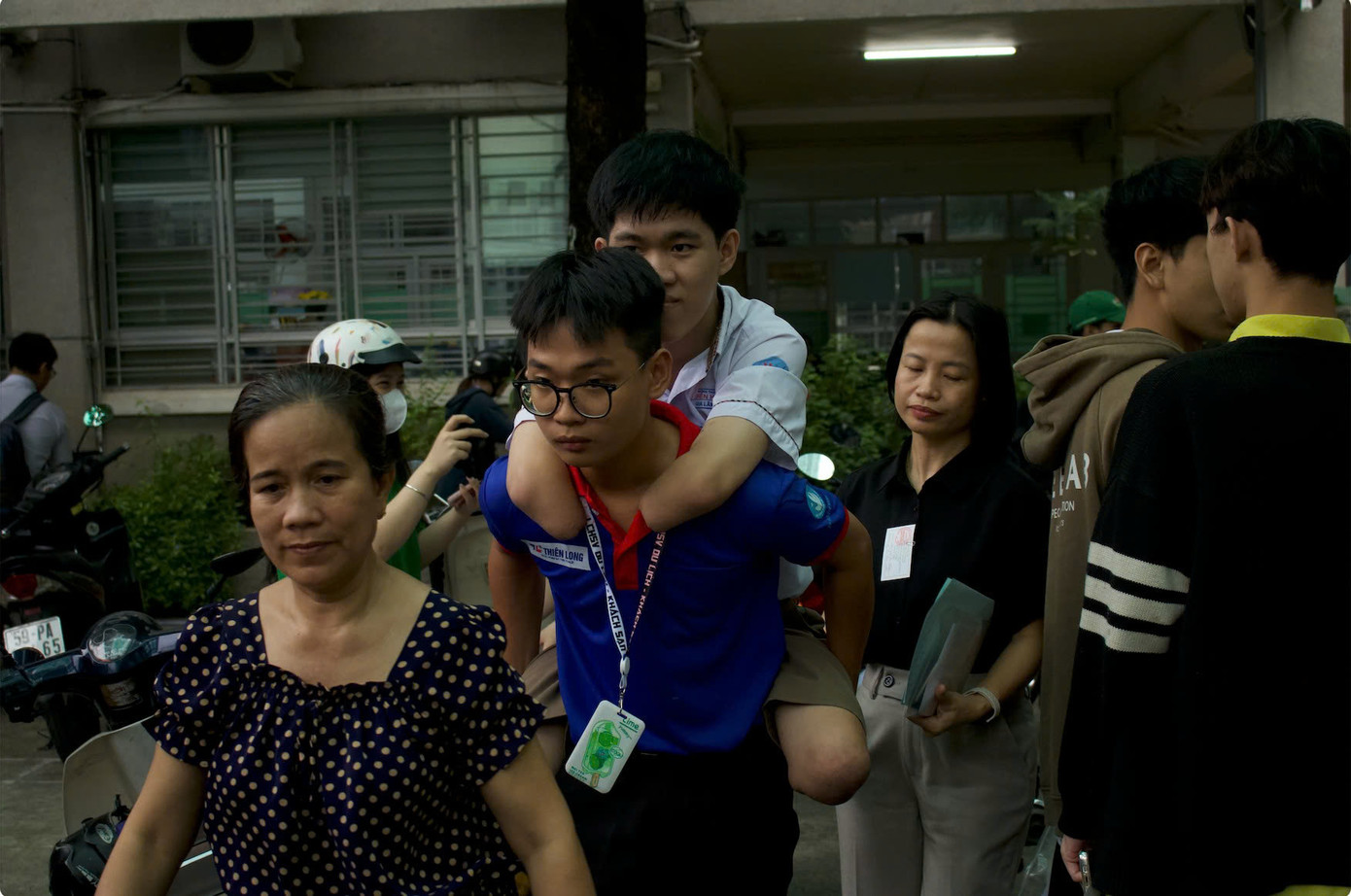 Ảnh 5: Phát cõng thí sinh vào phòng thi. (Ảnh: Hồng Nhung)