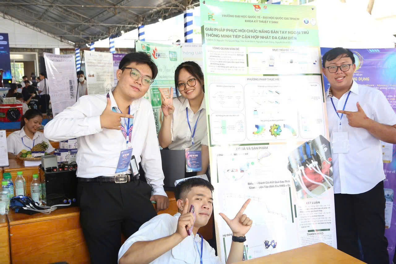 Nhóm sinh viên thực hiện dự án. Nhóm sinh viên thực hiện dự án.