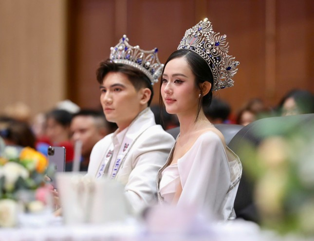 Võ Anh Thư (năm thứ hai, ngành Quản trị Kinh doanh) là Hoa khôi 2024 của trường ĐH Ngân hàng TP. HCM. Anh Thư là nữ sinh giỏi, năng động, tích cực tham gia các hoạt động phong trào tại trường.