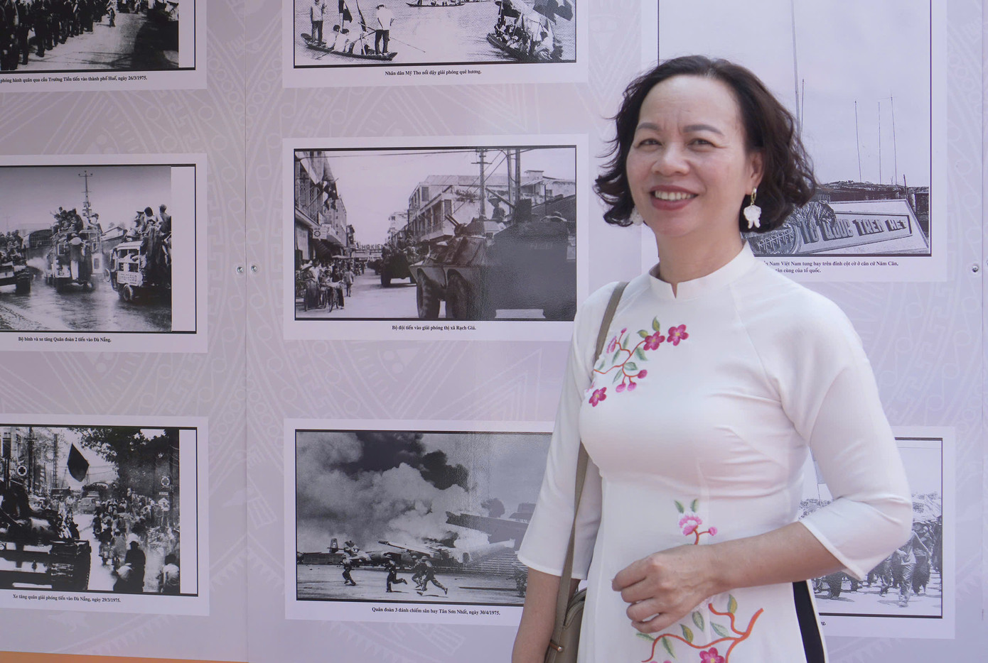 Bà Vũ Thị Tuyết Nga trong không gian trưng bày của Triển lãm.
