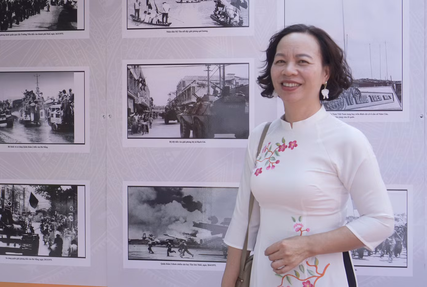 Bà Vũ Thị Tuyết Nga trong không gian trưng bày của Triển lãm.