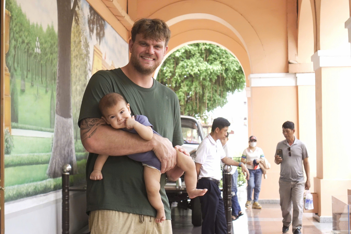 Bảo tàng Hồ Chí Minh cũng là điểm đến trên hành trình của nhiều du khách nước ngoài.