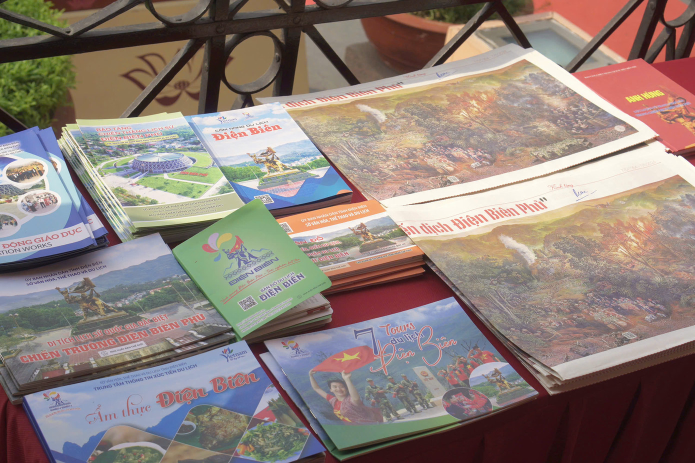 Một số ấn phẩm gửi đến du khách tham quan Bảo tàng Hồ Chí Minh.