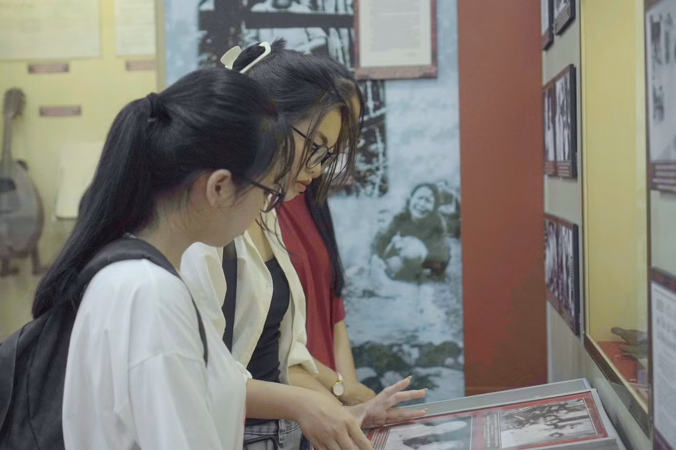 Nhóm sinh viên ngành Quản trị Kinh doanh, trường CĐ Kinh tế Đối ngoại đến Bảo tàng Hồ Chí Minh (Chi nhánh TP. HCM) tham quan.