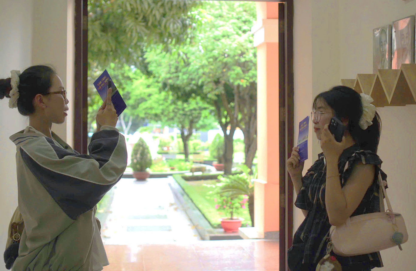 Đặng Lê Nhật Vy (trái) lần đầu đến Bảo tàng Hồ Chí Minh.