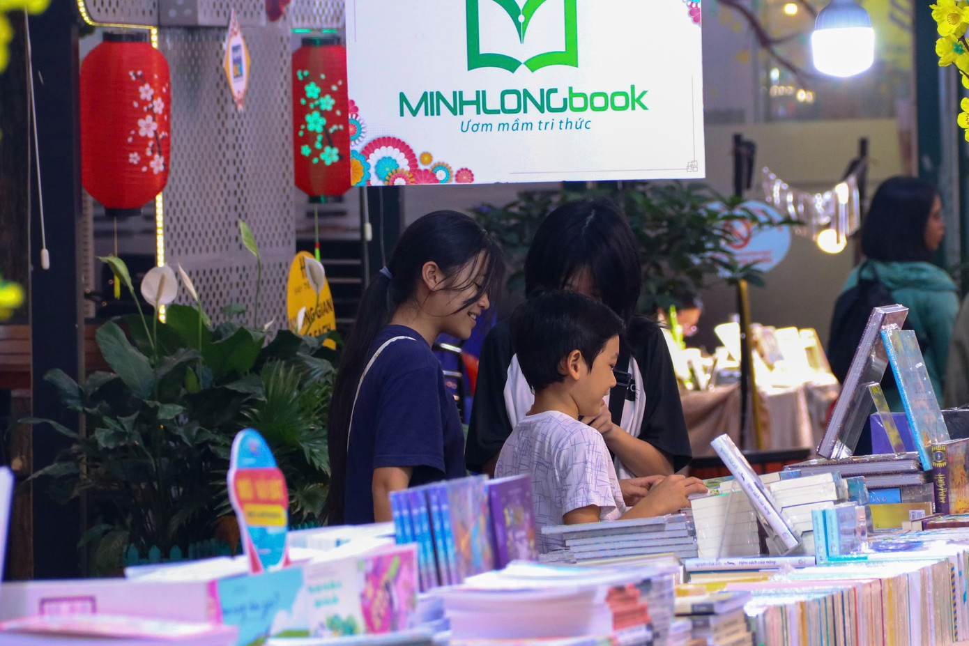 Đường sách TP. HCM nhộn nhịp bạn trẻ ghé thăm.