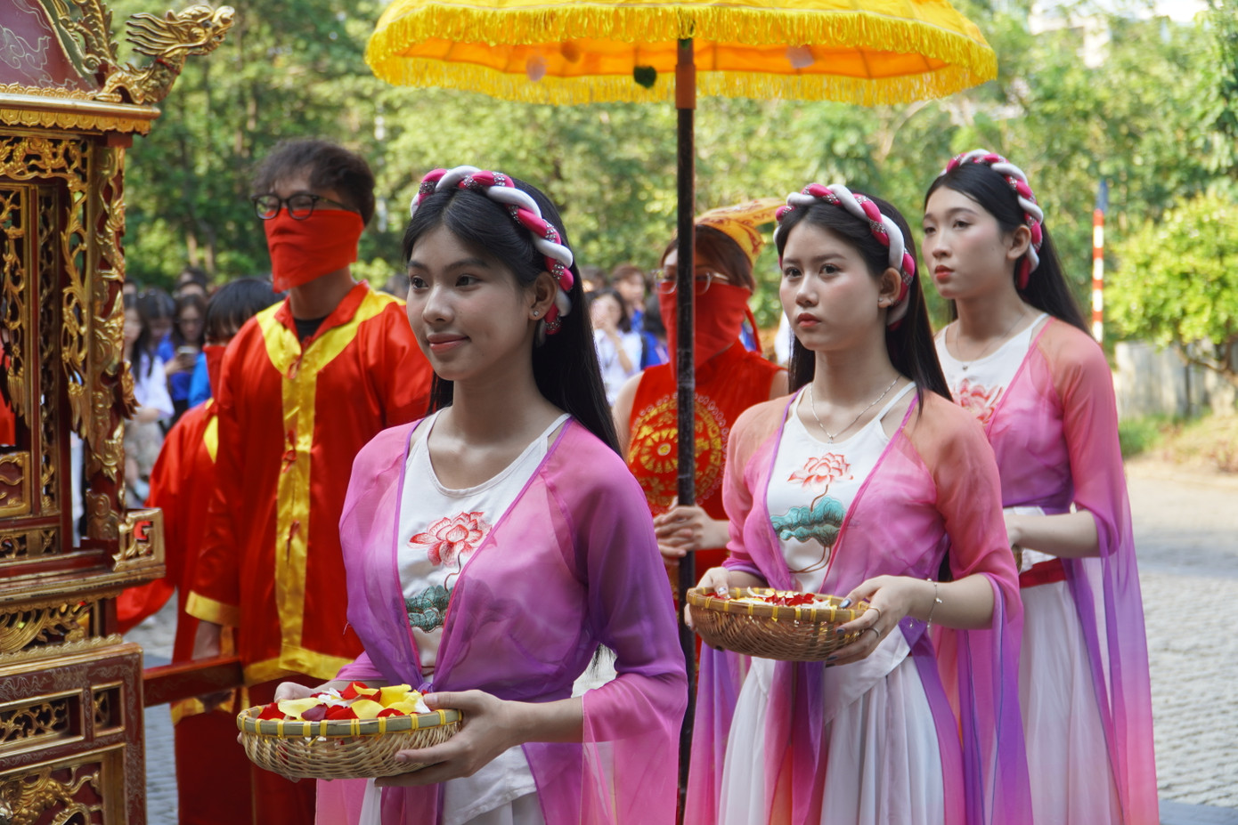 Theo Chủ tịch Hội đồng trường ĐH Văn Văn Lang, Lễ Giỗ tổ Hùng Vương năm nay có ý nghĩa đặc biệt với trường. “Đây là dịp để chúng ta tri ân những người đã đặt nền móng đầu tiên cho Văn Lang – từ các nhà sáng lập, các thế hệ lãnh đạo, giảng viên, cán bộ, nhân viên, đến hàng chục ngàn sinh viên và cựu sinh viên đã và đang góp phần viết nên hành trình phát triển đáng tự hào của Nhà trường”, bà Bùi Thị Vân Anh chia sẻ.