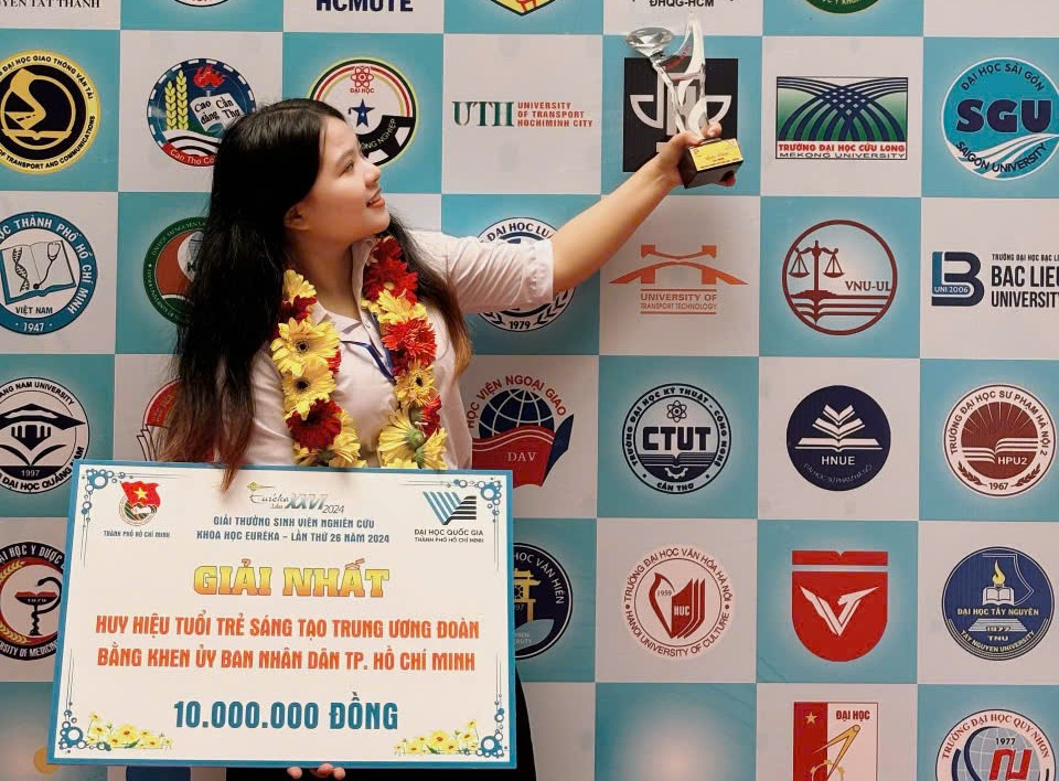 Dành lời khuyên cho những bạn trẻ đam mê nghiên cứu khoa học, Quế Anh nhắn nhủ: "Hãy hết mình với đam mê. Nếu bạn không nỗ lực, bạn sẽ không biết bản thân có thể tuyệt vời như thế nào". Dành lời khuyên cho những bạn trẻ đam mê nghiên cứu khoa học, Quế Anh nhắn nhủ: "Hãy hết mình với đam mê. Nếu bạn không nỗ lực, bạn sẽ không biết bản thân có thể tuyệt vời như thế nào".