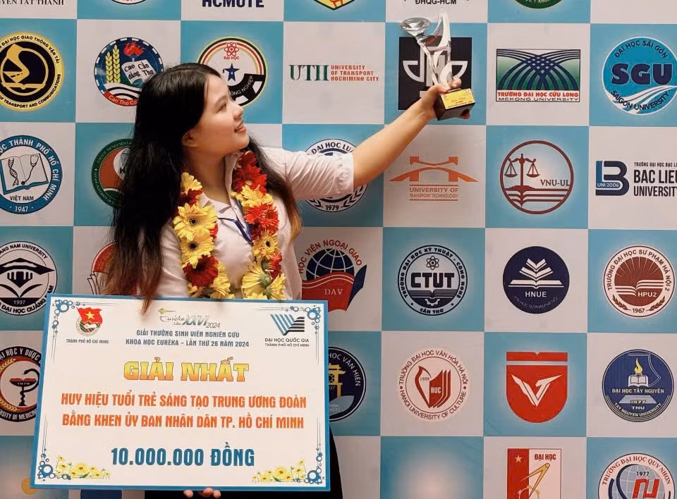 Dành lời khuyên cho những bạn trẻ đam mê nghiên cứu khoa học, Quế Anh nhắn nhủ: "Hãy hết mình với đam mê. Nếu bạn không nỗ lực, bạn sẽ không biết bản thân có thể tuyệt vời như thế nào".