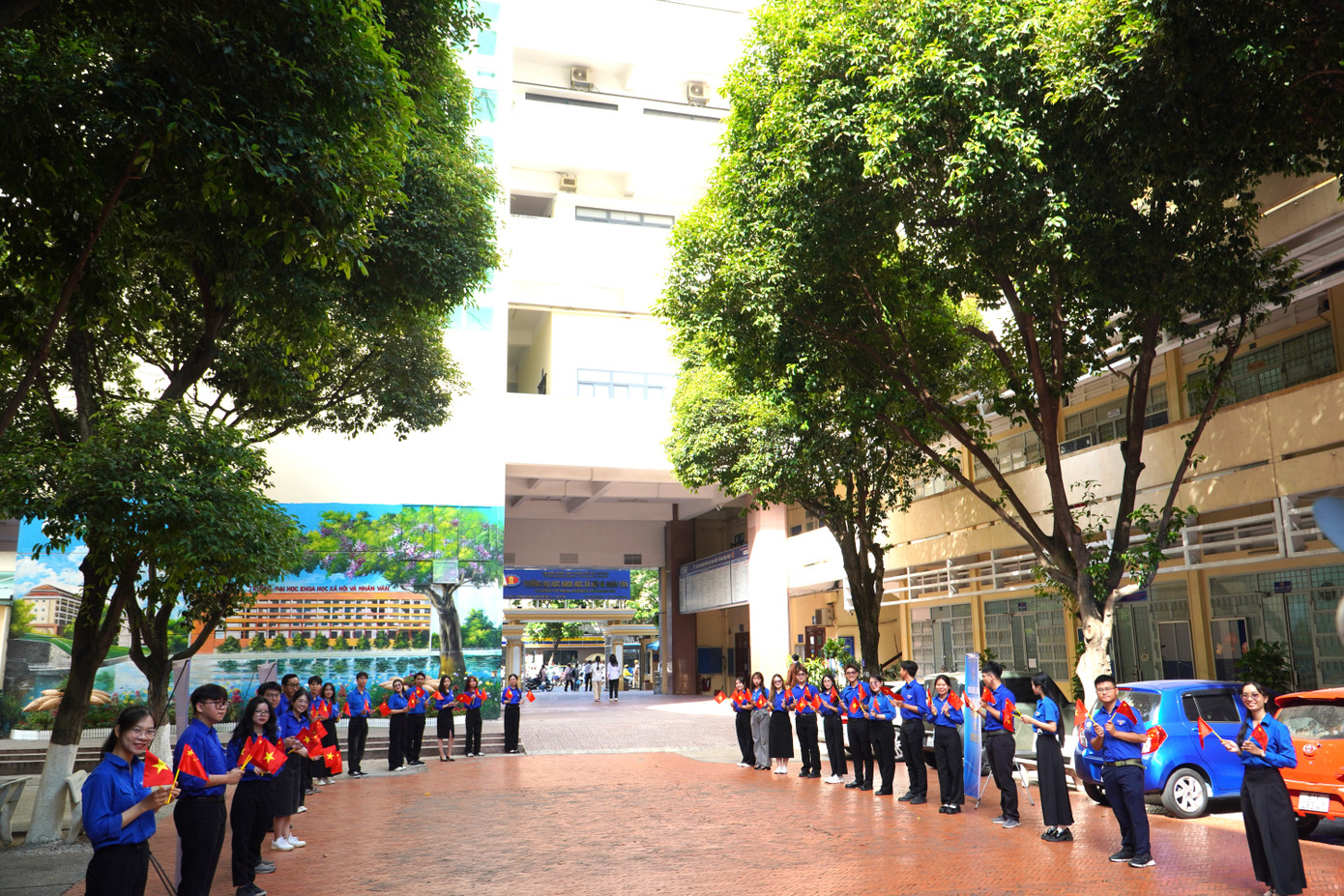 Sinh viên trường ĐH KHXH&NV (ĐHQG TP. HCM) chào đón đoàn đại biểu cấp cao Đoàn TNCS Trung Quốc. Sinh viên trường ĐH KHXH&NV (ĐHQG TP. HCM) chào đón đoàn đại biểu cấp cao Đoàn TNCS Trung Quốc.