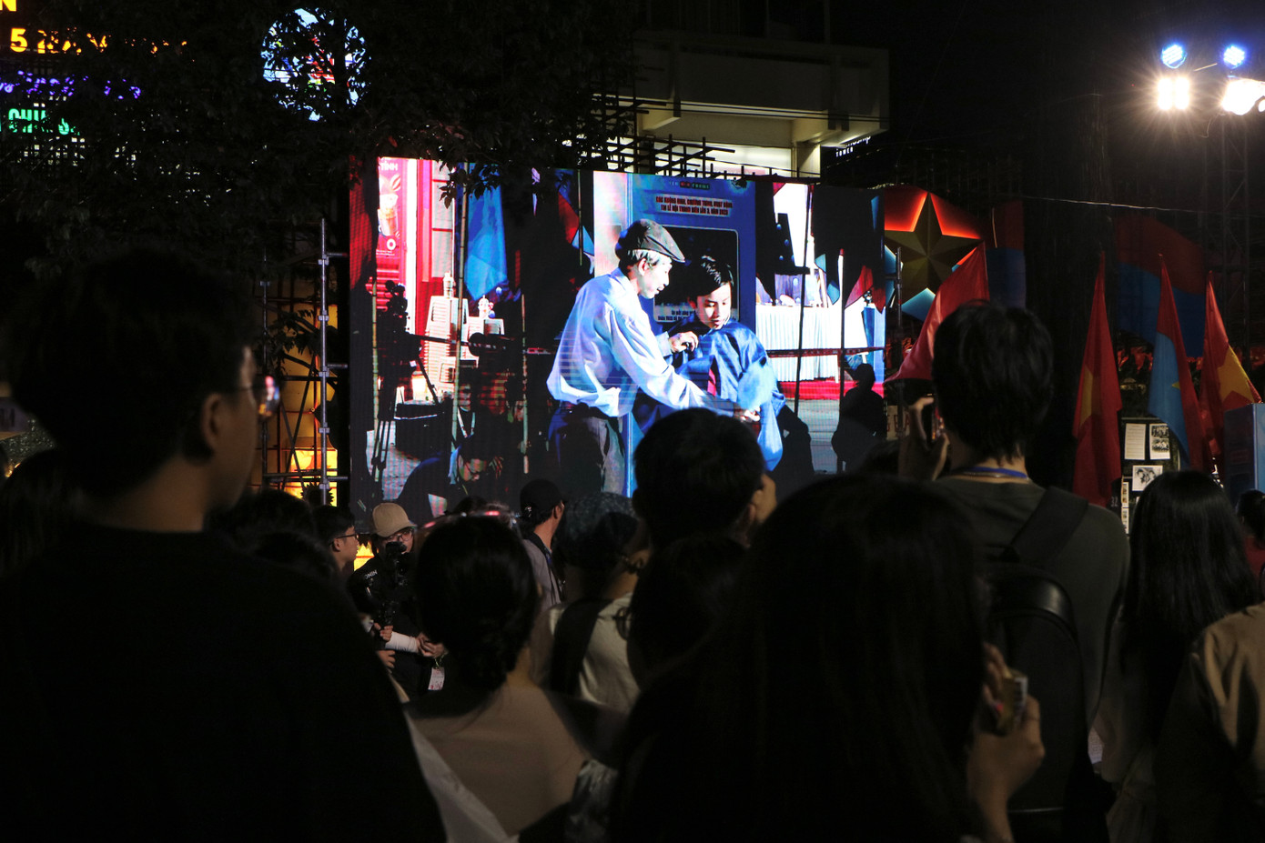 Đêm hội còn mang đến các tiết mục trình diễn nghệ thuật, tái hiện những câu chuyện lịch sử qua sân khấu hóa, giúp khán giả hòa mình vào bầu không khí văn hóa đầy tự hào.