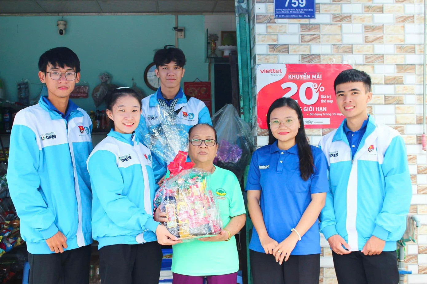 Kim Hậu (thứ hai, từ trái sang) tích cực tham gia các hoạt động tình nguyện. Kim Hậu (thứ hai, từ trái sang) tích cực tham gia các hoạt động tình nguyện.