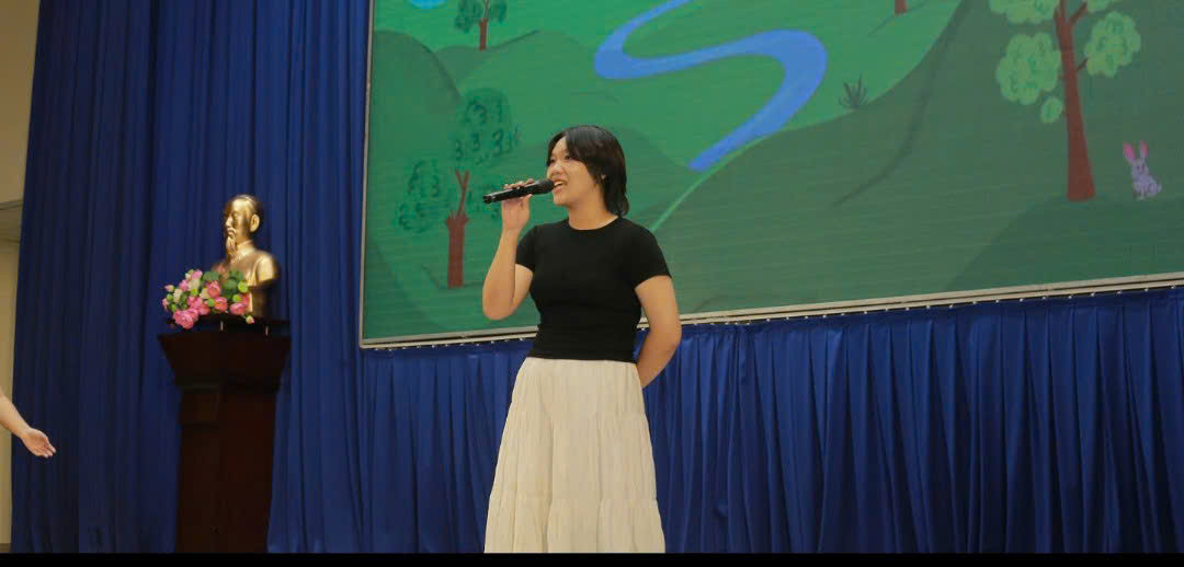 Tại môi trường đại học, Lam tận dụng sở thích ca hát để tiếp tục phát triển bản thân. Tại môi trường đại học, Lam tận dụng sở thích ca hát để tiếp tục phát triển bản thân.