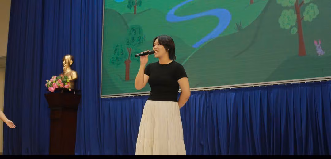 Tại môi trường đại học, Lam tận dụng sở thích ca hát để tiếp tục phát triển bản thân.