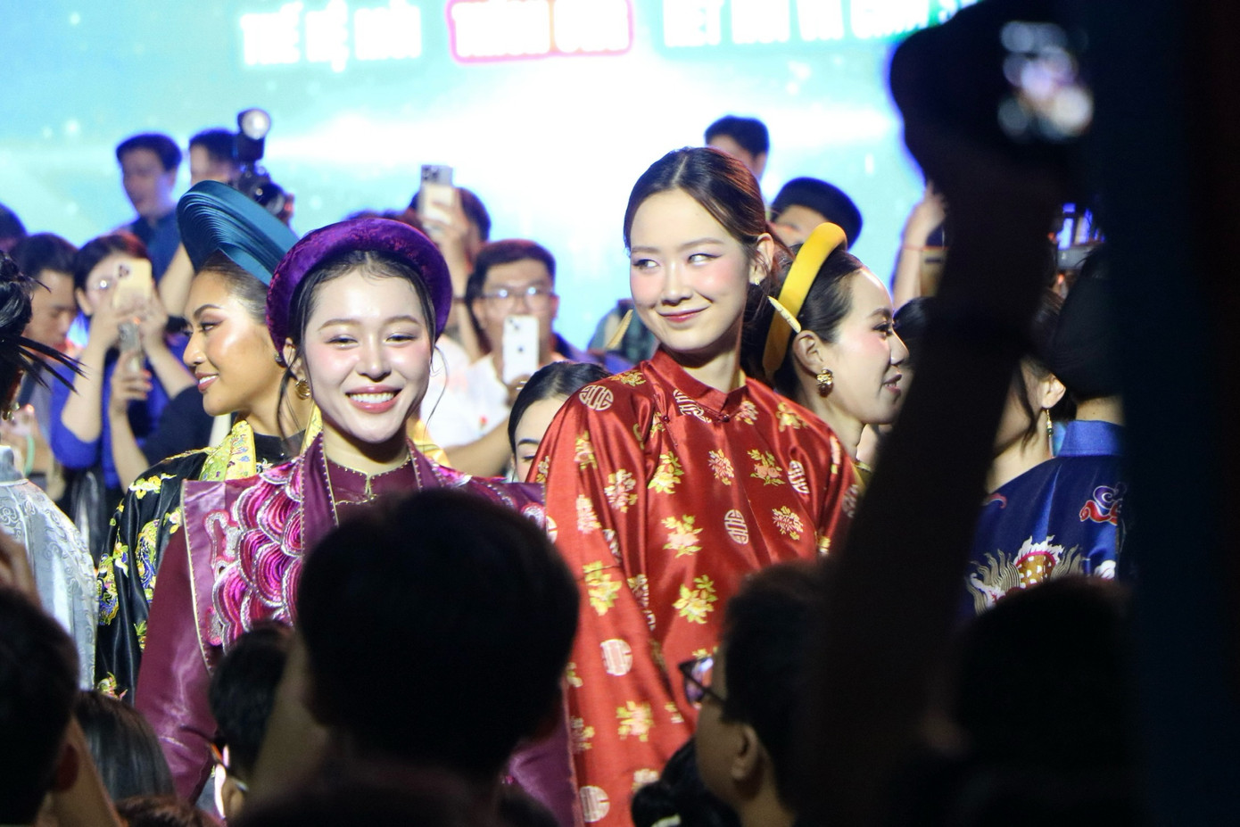 Đêm đồng diễn 'Việt phục Tóc xanh vạt áo x Youth Fest' có sự góp mặt của những gương mặt tài năng, lan tỏa niềm tự hào dân tộc. Đó là sự xuất hiện của các bóng hồng quốc tế cũng như dàn nghệ sĩ hàng đầu Việt Nam: Miss Cosmo 2024, Á hậu Miss Cosmo 2024, Miss Intercontinental 2022, Hoa hậu Việt Nam 2018, đoàn phim Thám tử Kiên, diễn viên Quốc Anh…