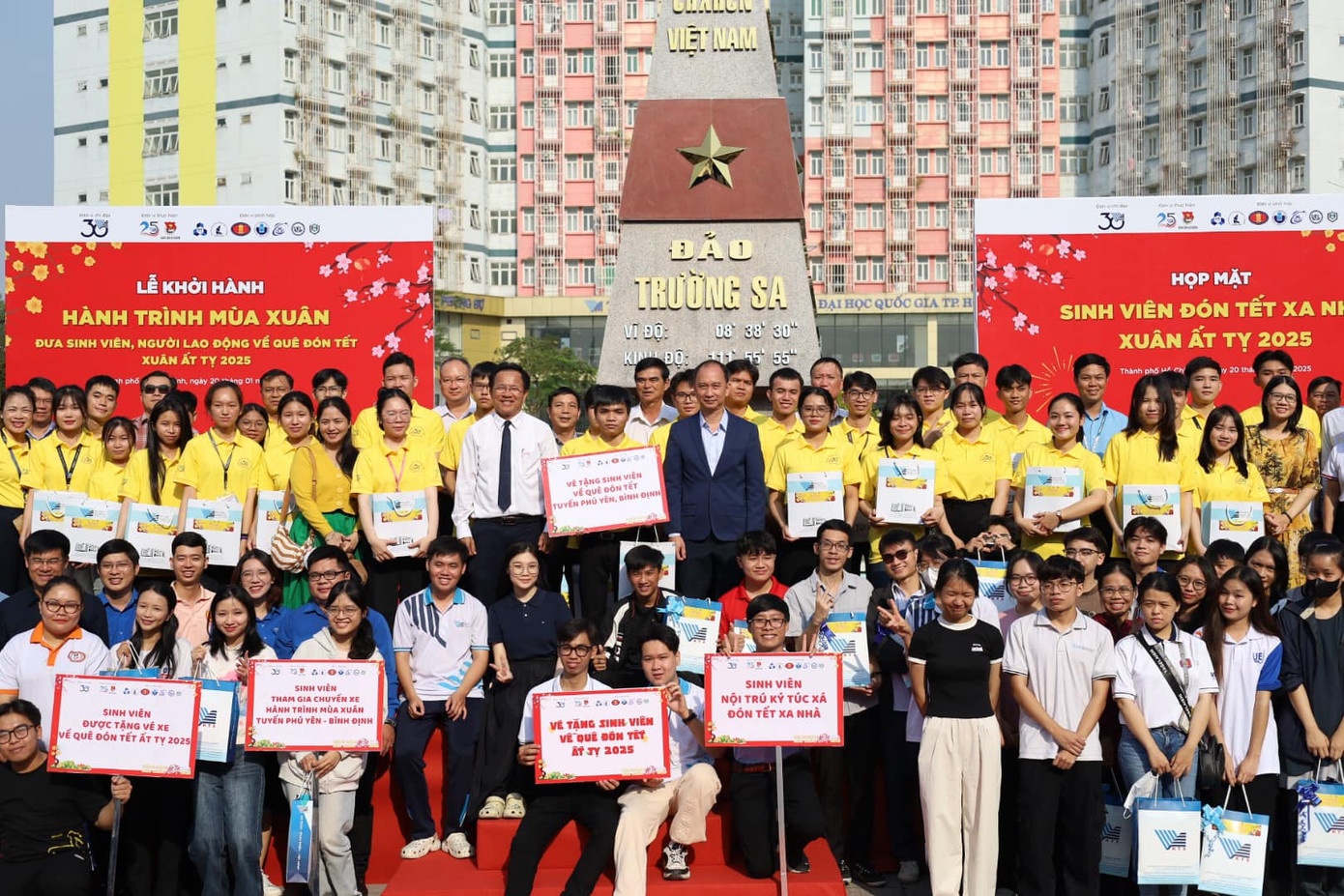 Những sinh viên nhận vé về quê đón Tết từ chương trình. (Ảnh: ĐHQG TP. HCM)