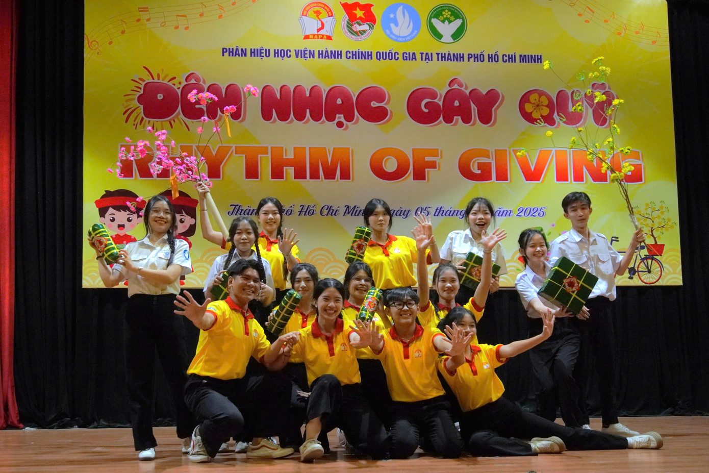 Tiết mục mở màn của đêm diễn được thể hiện bởi Đội hình Tết Văn minh. (Ảnh: Minh Thư) Tiết mục mở màn của đêm diễn được thể hiện bởi Đội hình Tết Văn minh. (Ảnh: Minh Thư)