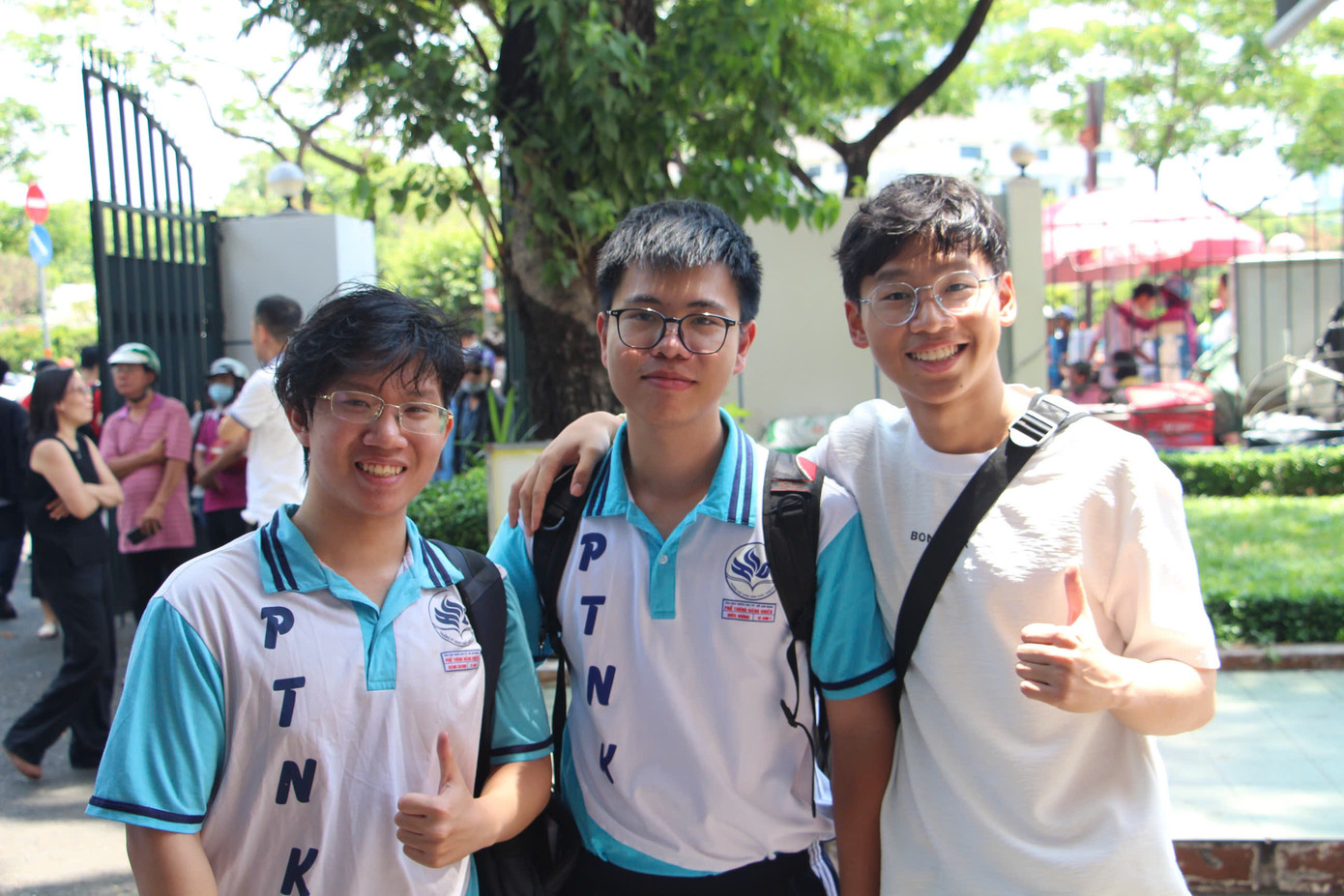 Nhóm bạn đến từ TP. HCM đã có những cảm nghĩ đầu tiên sau khi thi. (Ảnh: Hoàng Phúc) Nhóm bạn đến từ TP. HCM đã có những cảm nghĩ đầu tiên sau khi thi. (Ảnh: Hoàng Phúc)