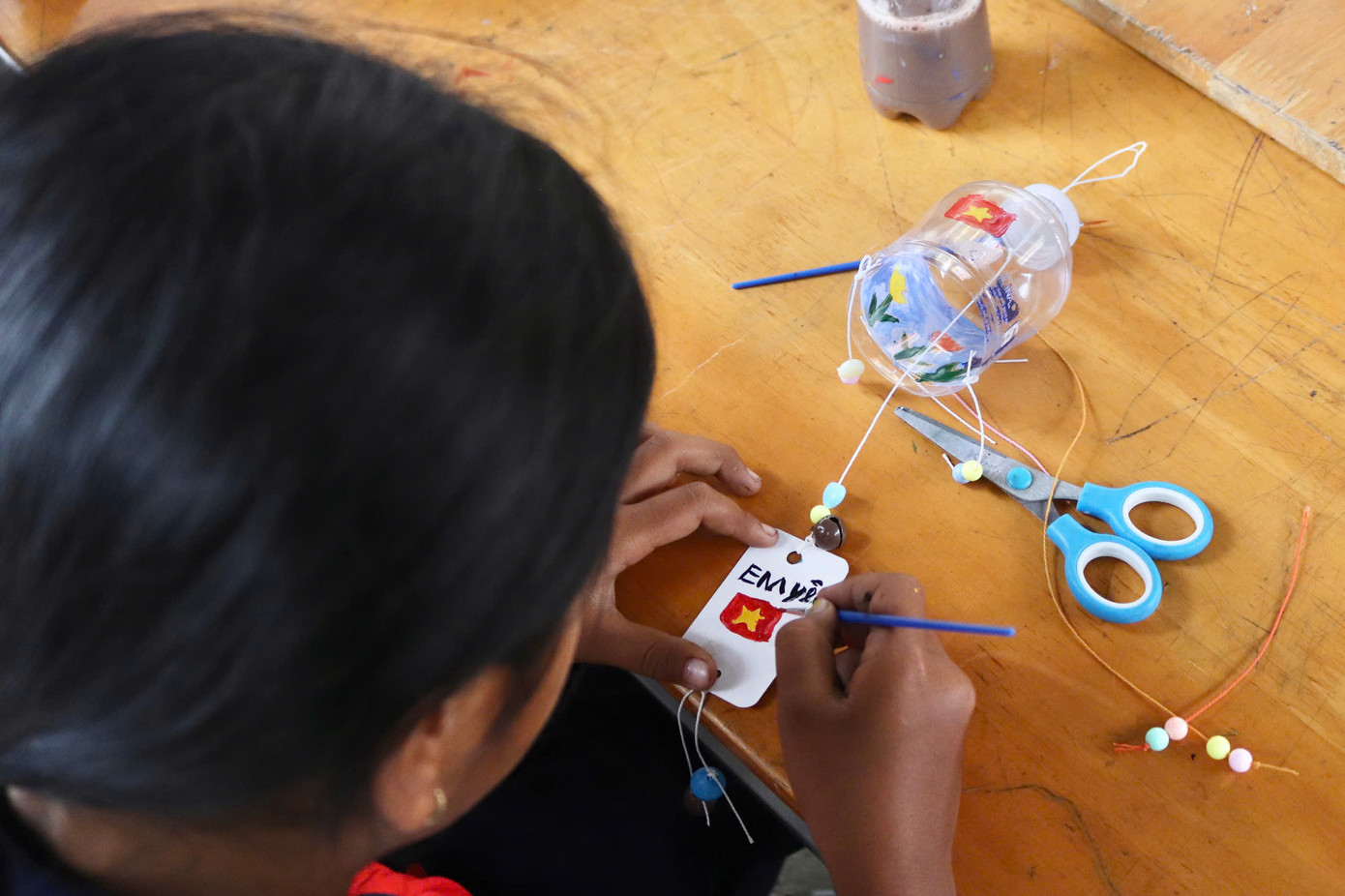 Cùng sự hướng dẫn của thành viên câu lạc bộ, các em nhỏ thỏa sức sáng tạo ra những chiếc chuông gió theo ý mình. Cùng sự hướng dẫn của thành viên câu lạc bộ, các em nhỏ thỏa sức sáng tạo ra những chiếc chuông gió theo ý mình.