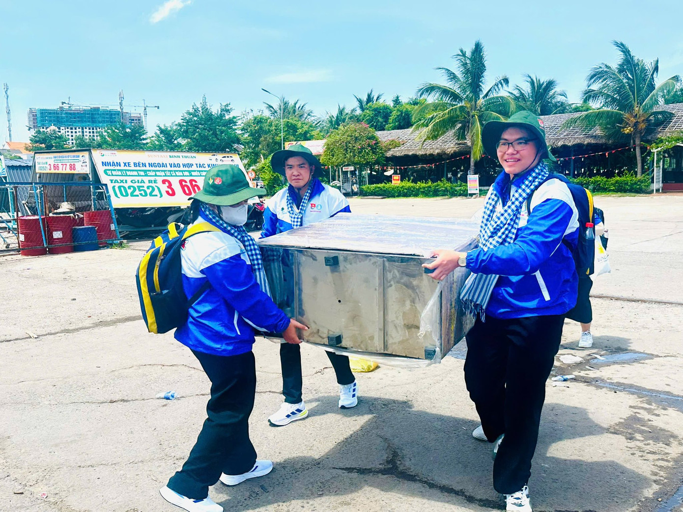 Các chiến sĩ tình nguyện vận chuyển đồ dùng, quà tặng xuống đảo Phú Quý sau hành trình dài từ đất liền. (Ảnh: TLTĐ)