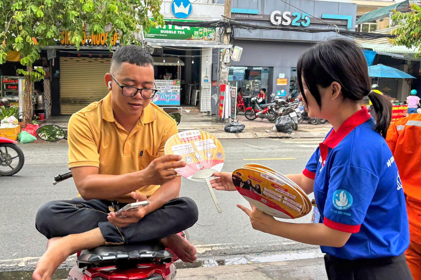 Chiến dịch 'Tiếp sức mùa thi' 2025 thu hút sự tham gia sôi nổi của đoàn viên, thanh niên từ các trường đại học, học viện, cao đẳng trên địa bàn TP. HCM. Tinh thần xung kích ấy không chỉ thể hiện bằng hành động, mà còn lan tỏa bằng trái tim. Các đội hình tình nguyện tập trung hỗ trợ những thí sinh có hoàn cảnh khó khăn, đặc biệt là các em khuyết tật vận động, thiếu phương tiện đi lại, hay gặp sự cố trong quá trình thi.