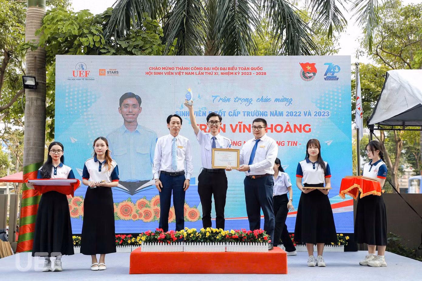 Ngoài nhận Giải thưởng 'Sao Tháng Giêng', Vĩnh Hoàng cũng nhiều lần được trường, Hội Sinh viên TP. HCM vinh danh.