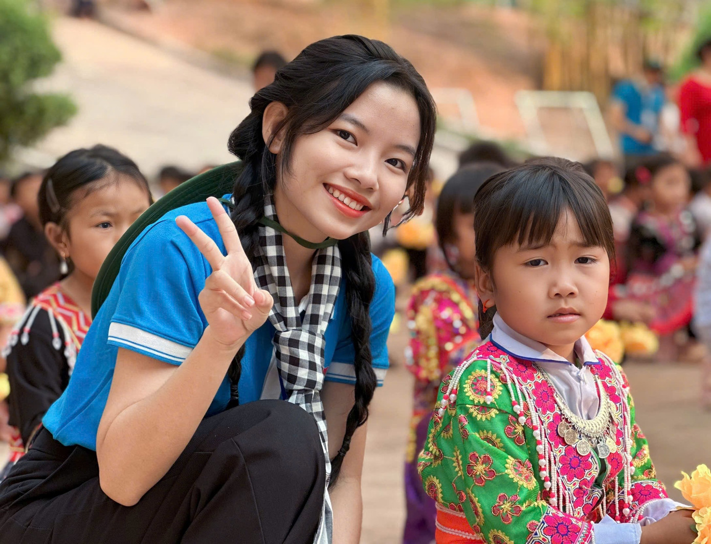 Trúc tích cực tham gia các hoạt động Đoàn - Hội ngay khi bước chân vào giảng đường. Trúc tích cực tham gia các hoạt động Đoàn - Hội ngay khi bước chân vào giảng đường.