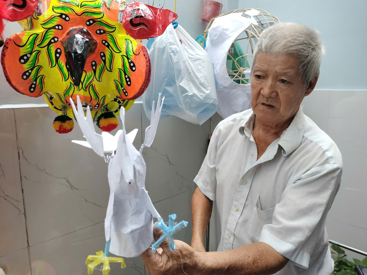 Theo ông Hưng, việc làm đầu lân nhỏ khó hơn đầu lân lớn do có nhiều chi tiết hơn. (Ảnh: Ngọc Tuyền) Theo ông Hưng, việc làm đầu lân nhỏ khó hơn đầu lân lớn do có nhiều chi tiết hơn. (Ảnh: Ngọc Tuyền)