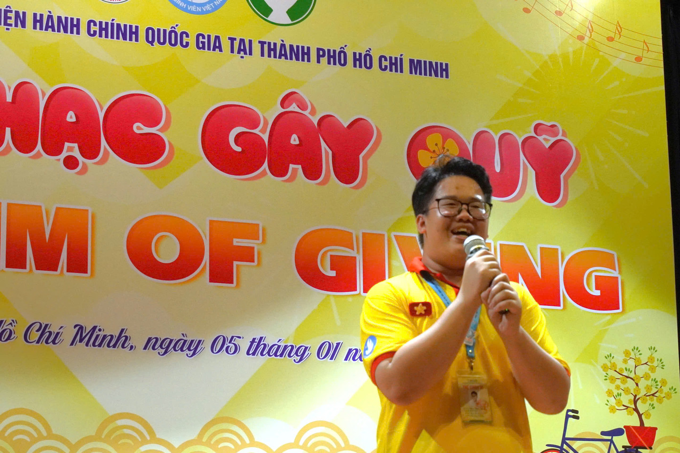 Phạm Hoàng Tấn Lộc (Trưởng Ban tổ chức) phát biểu khai mạc đêm nhạc. (Ảnh: Minh Thư) Phạm Hoàng Tấn Lộc (Trưởng Ban tổ chức) phát biểu khai mạc đêm nhạc. (Ảnh: Minh Thư)