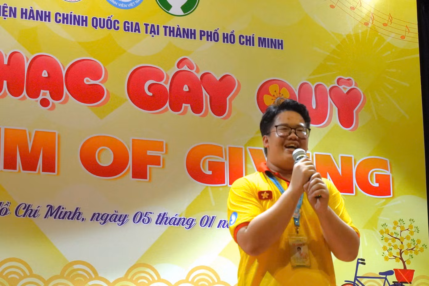 Phạm Hoàng Tấn Lộc (Trưởng Ban tổ chức) phát biểu khai mạc đêm nhạc. (Ảnh: Minh Thư)