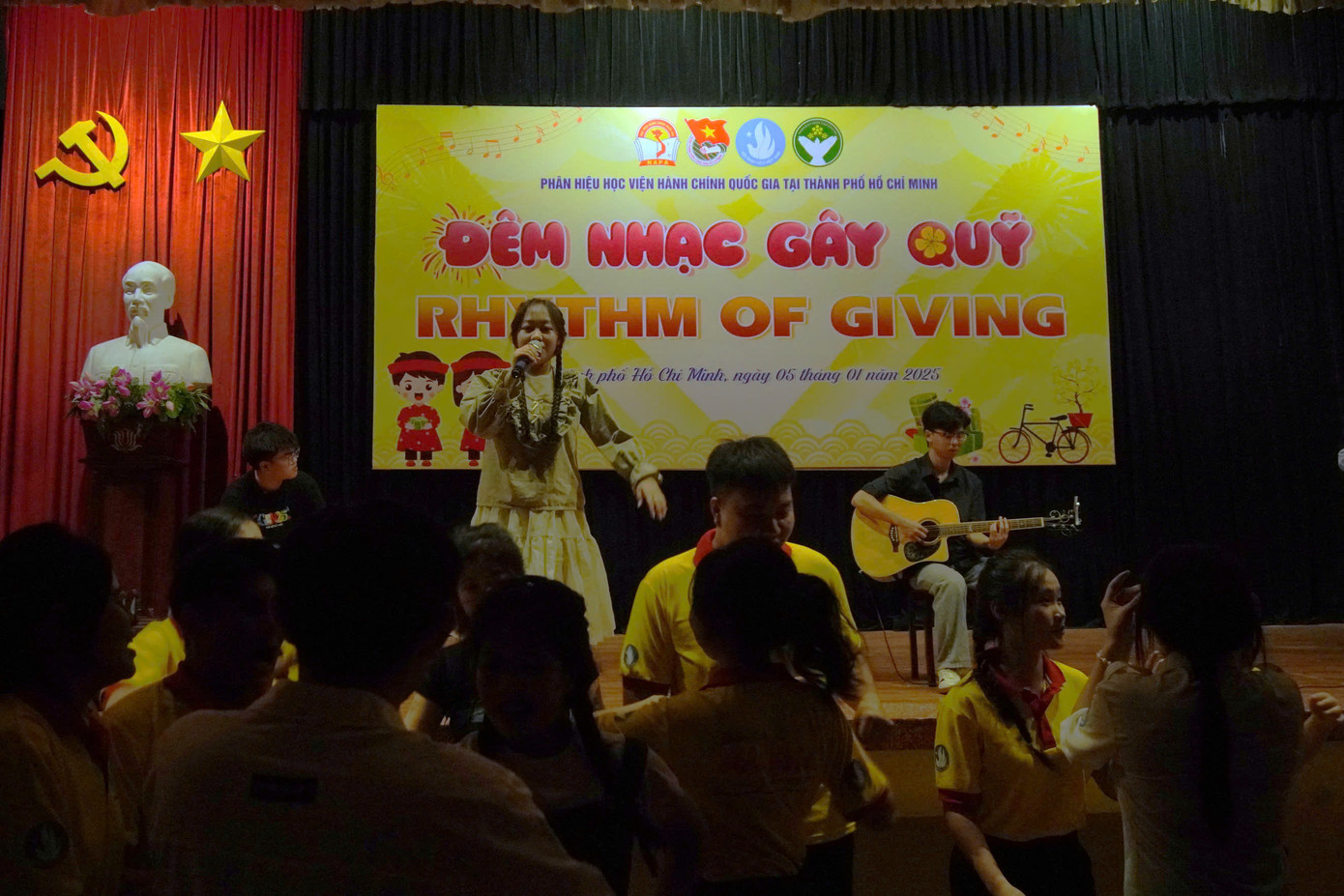 Tiết mục ca hát giao lưu với khán giả và ban nhạc kết thúc đêm diễn. (Ảnh: Minh Thư) Tiết mục ca hát giao lưu với khán giả và ban nhạc kết thúc đêm diễn. (Ảnh: Minh Thư)