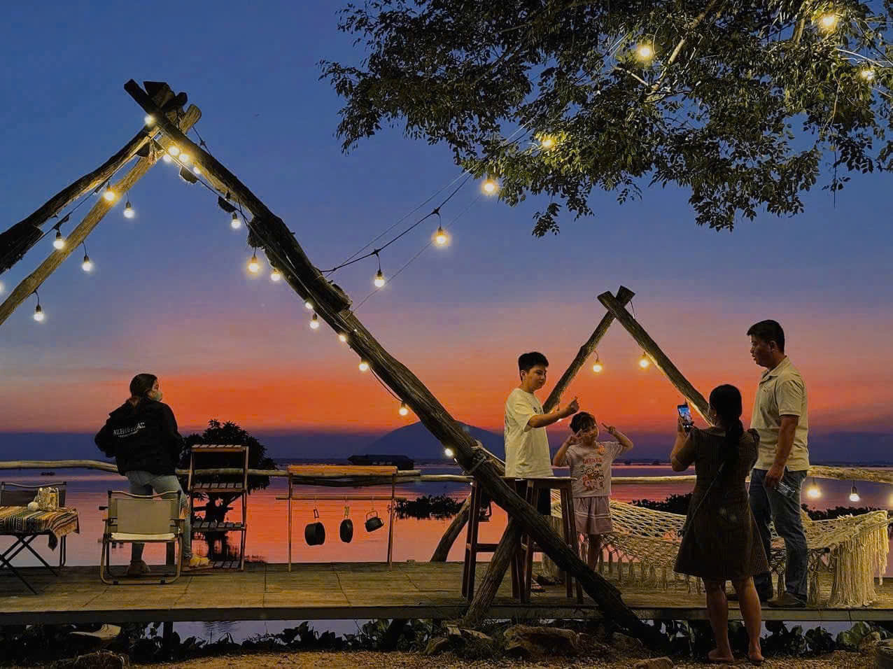 Cắm trại không chỉ để thư giãn mà còn là cơ hội tuyệt vời để check-in 'sống ảo', ghi lại những khoảnh khắc đẹp giữa thiên nhiên. (Ảnh: MEETO Hồ Trị An) Cắm trại không chỉ để thư giãn mà còn là cơ hội tuyệt vời để check-in 'sống ảo', ghi lại những khoảnh khắc đẹp giữa thiên nhiên. (Ảnh: MEETO Hồ Trị An)