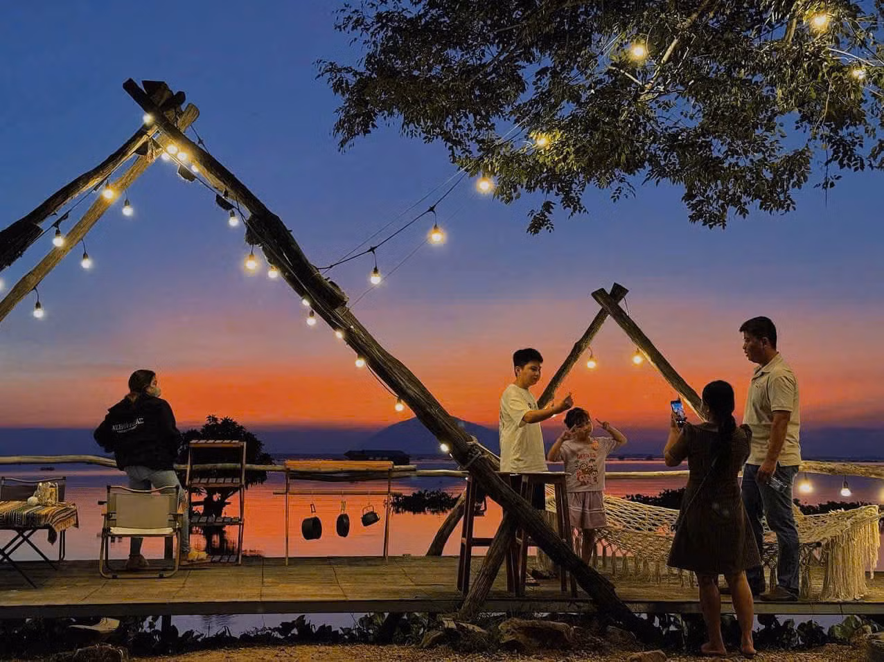 Cắm trại không chỉ để thư giãn mà còn là cơ hội tuyệt vời để check-in 'sống ảo', ghi lại những khoảnh khắc đẹp giữa thiên nhiên. (Ảnh: MEETO Hồ Trị An)