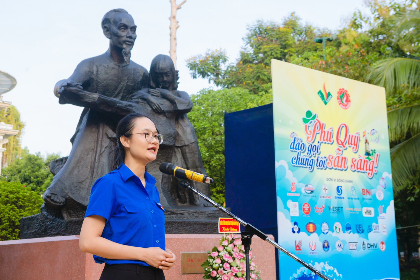 Chị Trần Thu Hà - Phó Bí thư Thành Đoàn, Chủ tịch Hội Sinh viên TP. HCM phát biểu tại buổi lễ. (Ảnh: TLTĐ)