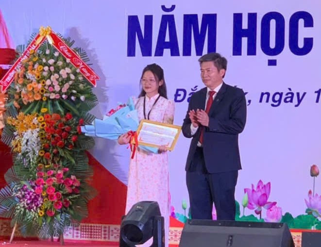 Phượng từng được vinh danh tại trường.