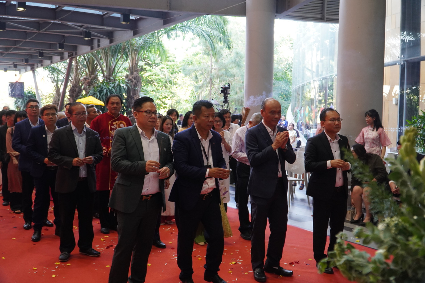 Cán bộ, giảng viên, công nhân viên nhà trường cùng dâng hương các vua Hùng.