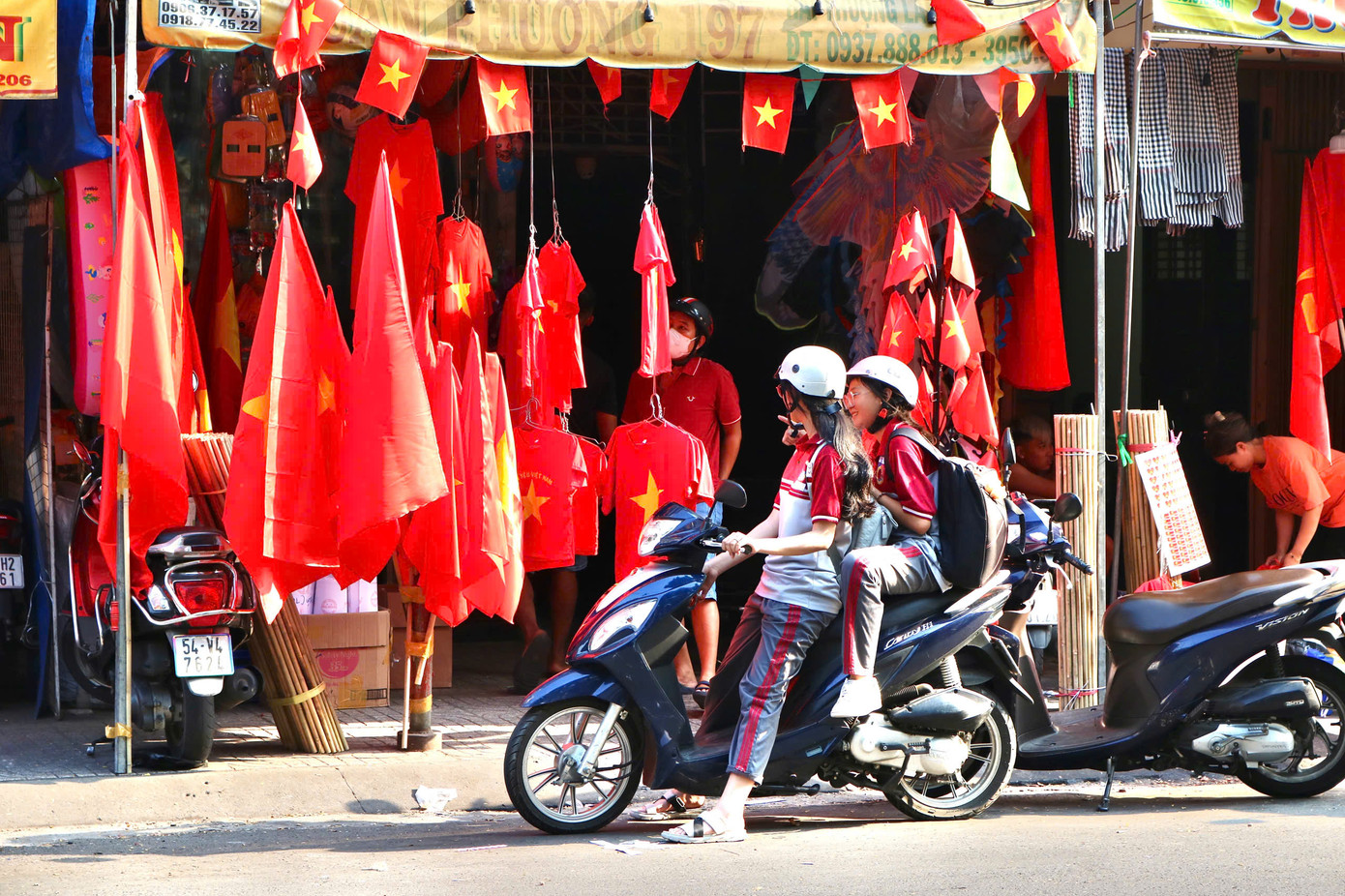 Thích thú với những mặt hàng về chủ đề Lễ 30/4 tại đường Hải Thượng Lãn Ông, Hồng Lam (20 tuổi, Q. 5) chia sẻ: “Mình chọn mua nón lá được vẽ cờ đỏ sao vàng vì rất quý trọng những món đồ được làm thủ công. Kể cả hình vẽ trên nón cũng được người bán tỉ mỉ vẽ lên. Việc này mang rất nhiều ý nghĩa, đối với mình đó là vẻ đẹp của lao động, của người dân nước mình”.