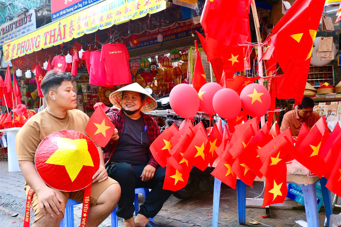 Những mặt hàng được bán ra mang lại niềm vui cho cả người bán và người mua, đồng thời lan tỏa không khí Đại lễ 30/4 khắp thành phố.