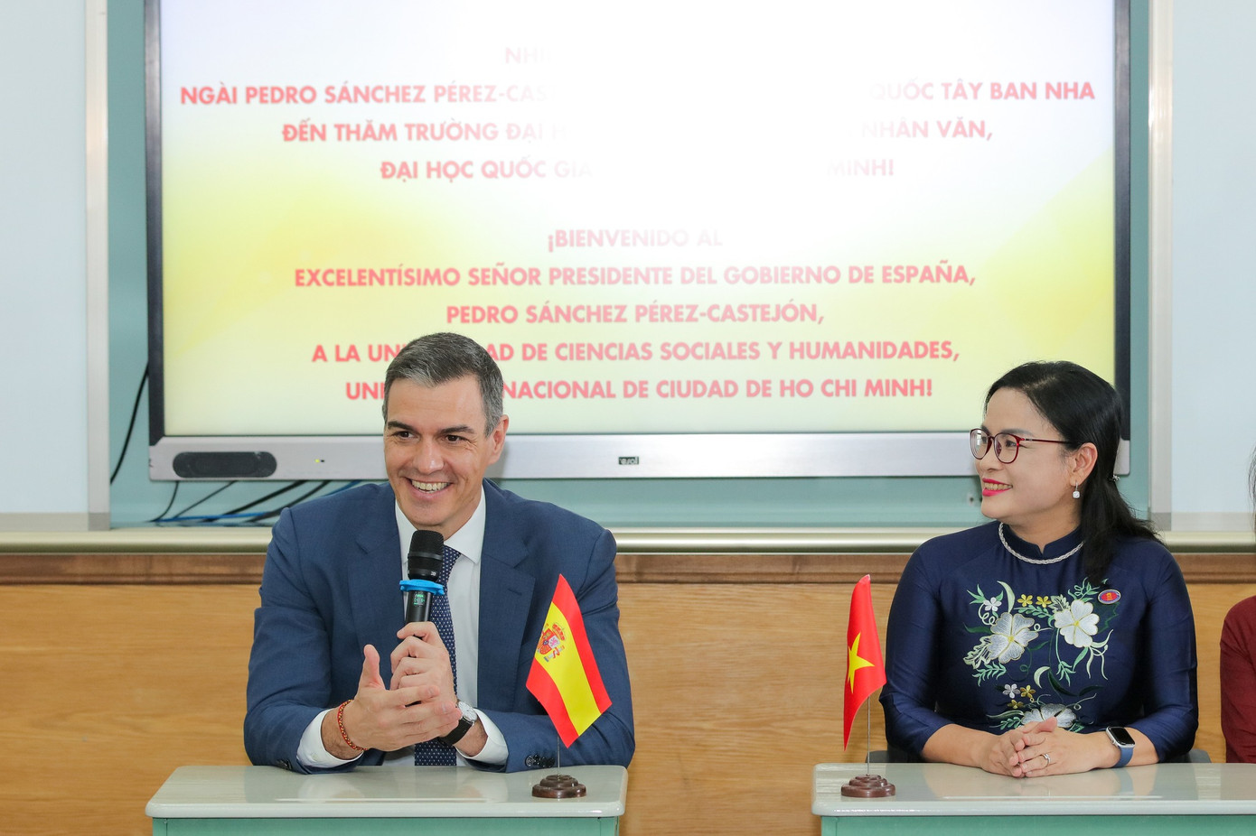 Thủ tướng Vương quốc Tây Ban Nha Pedro Sánchez Pérez-Castejón (bên trái) trò chuyện cùng các bạn sinh viên trường ĐH KHXH&NV, ĐHQG TP. HCM. (Ảnh: UHSH) Thủ tướng Vương quốc Tây Ban Nha Pedro Sánchez Pérez-Castejón (bên trái) trò chuyện cùng các bạn sinh viên trường ĐH KHXH&NV, ĐHQG TP. HCM. (Ảnh: UHSH)